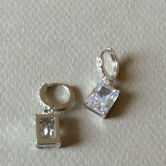 Elegant Silver Earrings with Clear Stones A831 - Picture 2 of 3